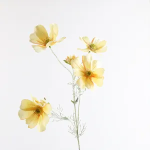 Dettaglio di fiori di cosmo gialli artificiali con petali di seta realistici