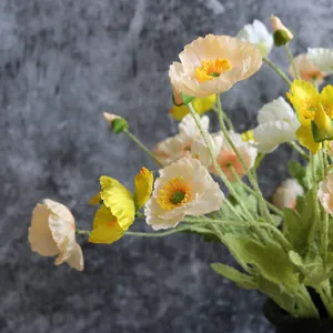 Detalle de flores de seda de amapola de Islandia artificiales con pétalos realistas
