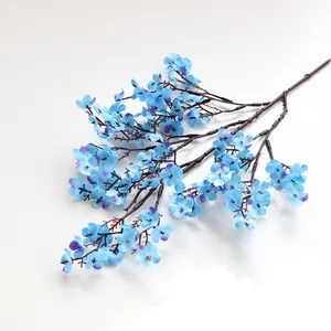 Vista detallada de una rama de gipsófila artificial azul de seda para decoración hogar