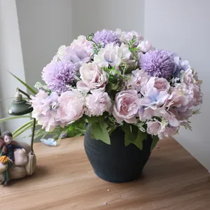 Detailopname van een elegant paars kunstmatig boeket pioenrozen en hortensia's
