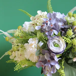 Vista detallada de un arreglo de flores artificiales con claveles y hortensias