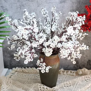 Detailansicht weißer künstlicher Seiden-Schleierkrautblüten in brauner Keramikvase