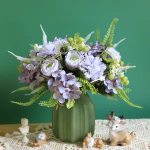 Primer plano de ramo de hortensias y claveles púrpuras en jarrón verde para decoración.