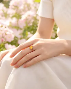 Eleganter Ring im neuen chinesischen Stil mit gelbem Kristallstein und bunten Perlenband.