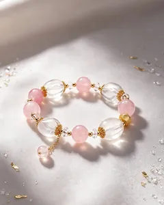 Nahaufnahme des Armbands mit rosa Rosenquarz, klaren Kristallen und Goldakzenten