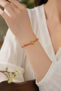 Gros plan d'un bracelet en perles de pierre naturelle de style chinois au poignet