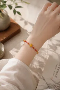 Vue détaillée d'un élégant bracelet en perles de pierre naturelle avec grenat et améthyste