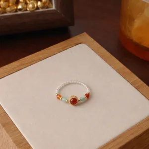 Handgefertigter Perlenring mit natürlichem rotem Achat und Kristall im neuen chinesischen Stil.
