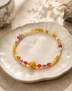 Détail d'un bracelet en pierres naturelles colorées avec centre en filigrane doré
