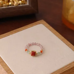 Handgefertigter Perlenring im neuen chinesischen Stil mit rotem Achat und Kristallen