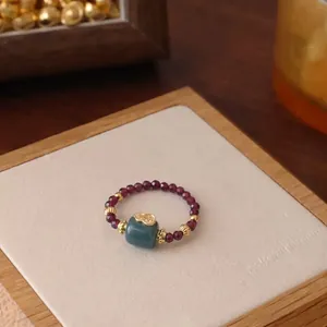 Eleganter chinesischer Perlenring aus natürlichem rotem Granat und grünem Achatstein