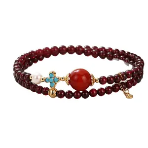 Elegante bracciale doppio in granato naturale con ciondolo a croce di turchese raffinato