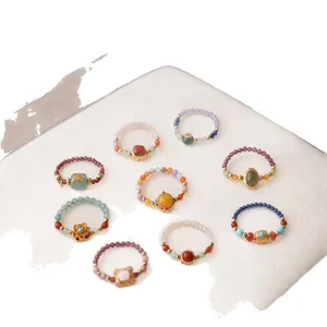 Elegante Ringe im neuen chinesischen Stil mit Natursteinkristallen und Goldanhängern