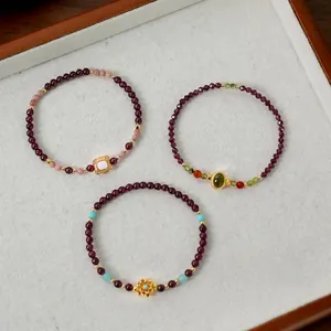 Ensemble de trois bracelets en perles de grenat avec accents en jade et turquoise