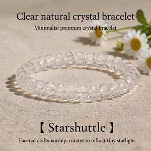 Bracelet en perles de cristal de roche naturel taillé sur fond de lin
