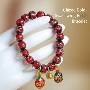 Bracelet en perles de verre rouges avec breloques de créatures mythiques