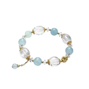 Elegantes Armband aus natürlichen weißen Kristallen und Aquamarin mit Goldakzenten