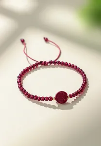 Bracciale di perle in granato naturale fatto a mano con ciondolo in cinabro inciso