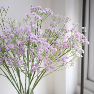 Detailansicht lebensechter lila künstlicher Schleierkrautblumen für die Wohndekoration