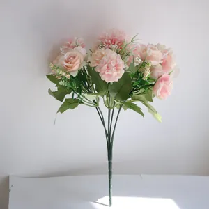 Vue détaillée d'un bouquet de roses roses artificielles pour la déco de mariage