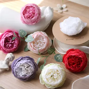 Detailopname van kleurrijke kunstmatige pioenroosbloemhoofden voor DIY-haaraccessoires.