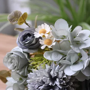 Makro-Detail eines künstlichen Herbstblumenstraußes mit staubigen blauen Rosen