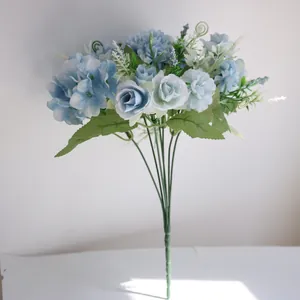 Vue macro détaillée d'un bouquet de roses artificielles bleu clair à 7 branches