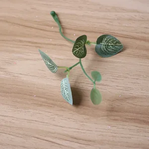 Macro-detail van kunstmatige groene bladstengel met realistische nerftextuur op hout