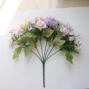 Vue détaillée d'un bouquet artificiel de roses et d'alliums à 7 branches déco