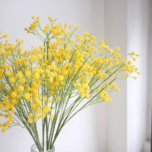 Detaillierte Makroansicht leuchtend gelber künstlicher Schleierkrautblumen für Deko