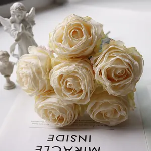 Makrodetail der realistischen Textur von Lychee-Rosenblättern mit französischem Brandrand