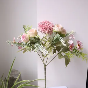Gedetailleerd overzicht van een kunstmatig boeket met rozen voor landelijke decoratie