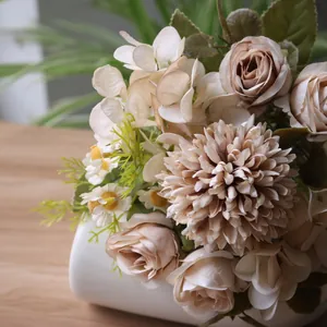 Detaillierte Nahaufnahme von künstlichem Rosen- und Chrysanthemenstrauß in herbstlichen Tönen