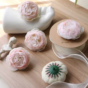 Set van romantische roze zijden pioenkoppen voor DIY haaraccessoires en geschenkdecoratie.