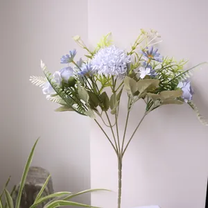 Gedetailleerd overzicht van blauw kunstboeket met distels en madeliefjes voor decoratie