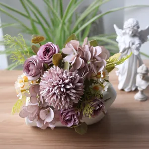 Detailansicht eines eleganten künstlichen Herbststraußes mit lila Rosen und Chrysanthemen.