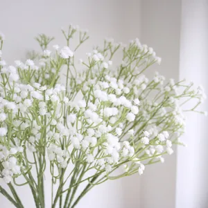 Nahaufnahme von weichen weißen künstlichen Schleierkraut Blumen für Dekoration