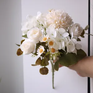 Detaillierte Nahaufnahme eines weißen Seidenrosen-Chrysanthemenstraußes für Hochzeiten