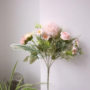 Gedetailleerd beeld van een kunstmatig boeket met roze rozen voor huisdecoratie.