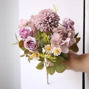 Nahaufnahme eines künstlichen Rosenstraußes in Mauve für die Hochzeitsdeko