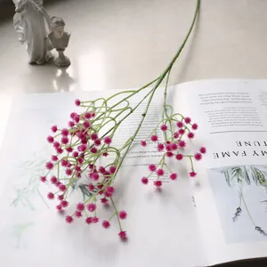 Nahaufnahme von rosa künstlichem Schleierkraut auf einem Magazin für Deko