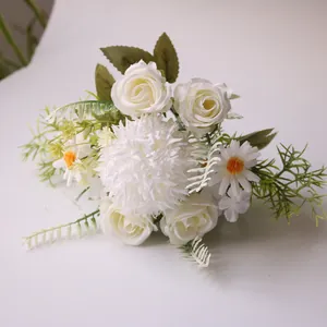 Gedetailleerd overzicht van een elegant wit rozen- en madeliefjesboeket voor decoratie