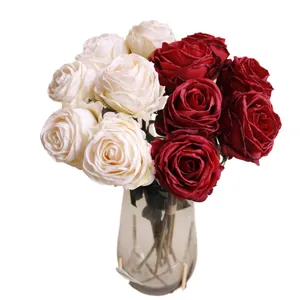 Künstlicher Strauß aus roten und weißen Litschi-Rosen in einer Glasvase