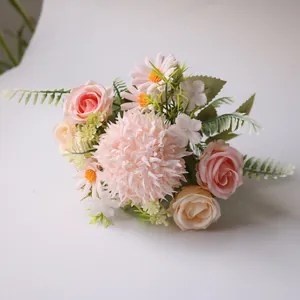 Gedetailleerde close-up van kunstmatig rozenboeket met roze en crèmekleurige bloemen