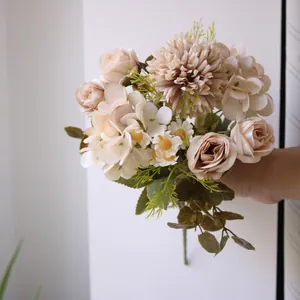 Detailansicht eines herbstlichen Kunstblumenstraußes mit Seidenrosen und Chrysanthemen