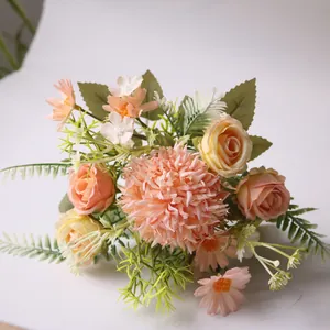 Detailopname van kunstmatig rozen- en paardenbloemboeket met een elegante Mori-stijl