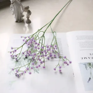 Detailaufnahme eines lila künstlichen Schleierkraut-Stiels auf einem offenen Magazin