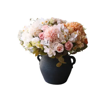 Eleganter künstlicher Herbstblumenstrauß mit Rosen und Hortensien in einer Keramikvase