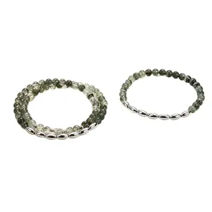 Bracelet en cristal fantôme vert naturel avec perles de riz en argent poli sur blanc