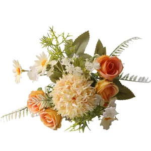 Pastoraal kunstbloemenboeket met oranje rozen en madeliefjes voor sfeervolle huisdecoratie